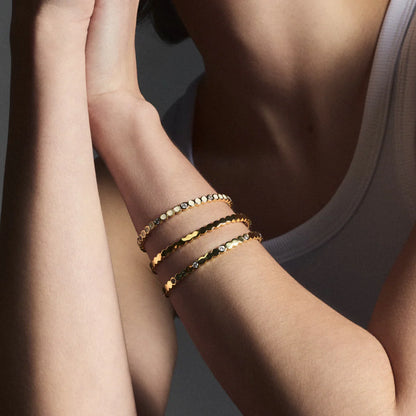 LUMI - Adjustable thin bangle in gilded brass. enamel & cubic zirconiums. Color : Sand White